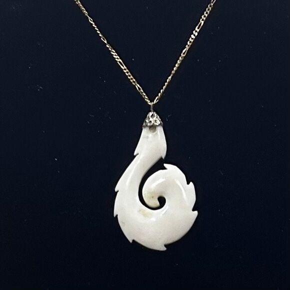 No Brand Jewelry - Vtg Hand Carved Hawaiian Necklace Gold-tone White Polynesian Hook Bone Pendant
